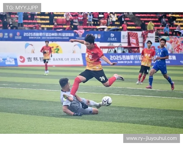 周六足球捷报:各大联赛精彩对决 热门球队接连获胜 周六足球捷报:各大联赛精彩对决 热门球队接连获胜